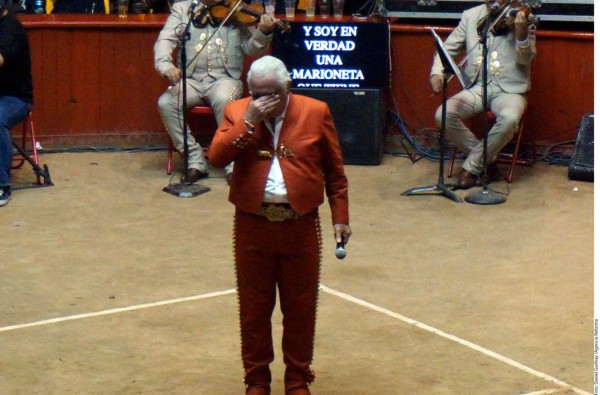 Entre lágrimas Vicente Fernández dice adiós