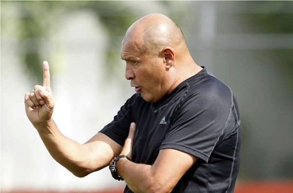 Wilmer Cruz se calentó antes de jugar contra Olimpia