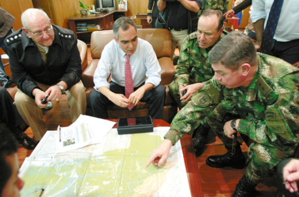 Dan con Mono Jojoy por botas, reloj y medicinas