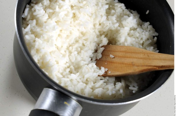 Cómo preparar un arroz y camarones en salsa de coco