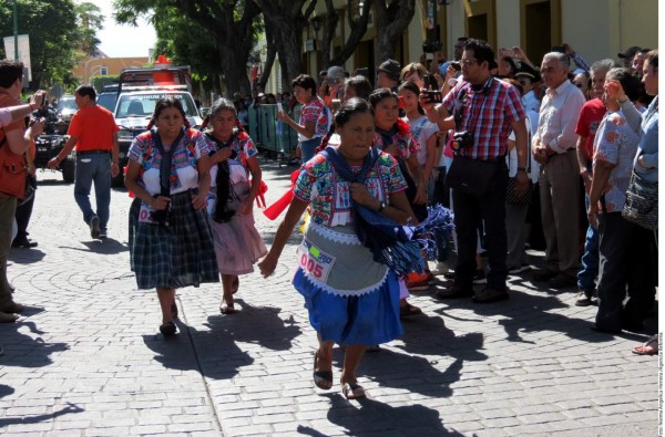 Compiten en Carrera de la Tortilla con canasta de 10 kilos