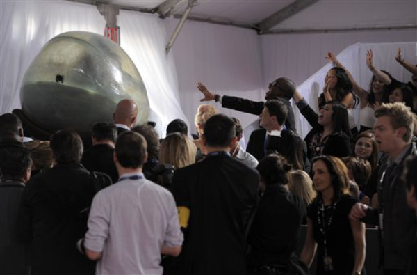 Lady Gaga llega 'incubada' en un capullo