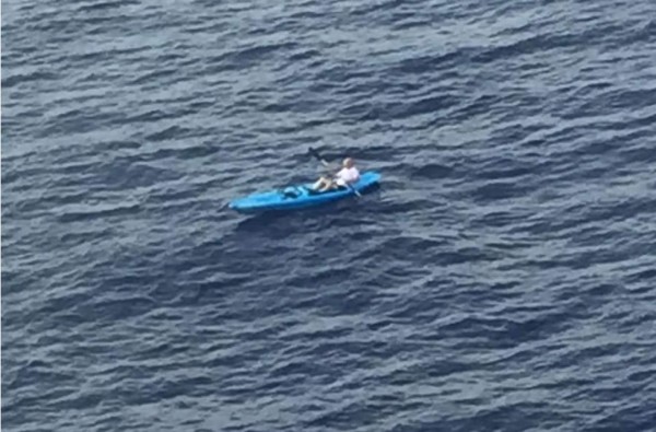 Rescatan con vida y flotando a norteamericano desaparecido en Roatán