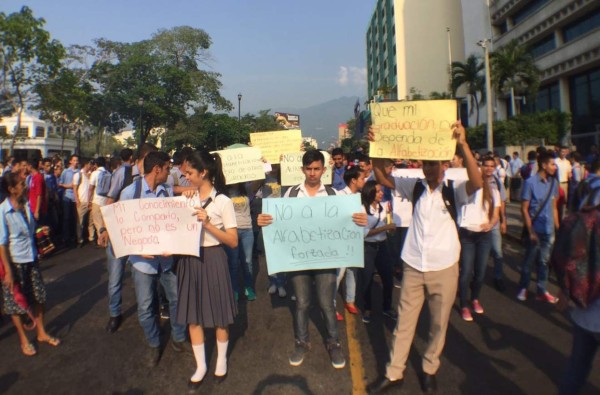 Colegiales piden apoyo para cumplir con la alfabetización