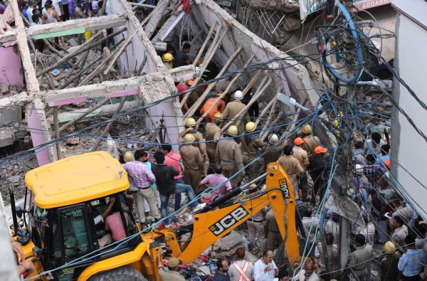 Mueren 4 niños y una mujer tras el derrumbe de un edificio en la India