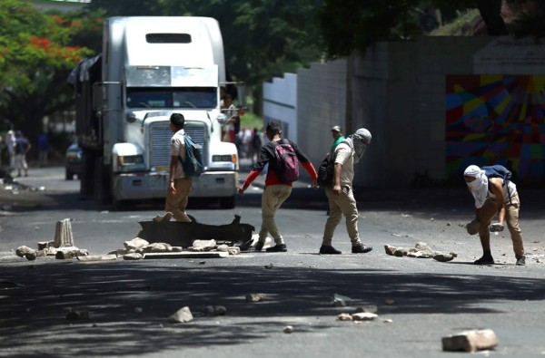 Estudiantes y policías se enfrentan nuevamente en Tegucigalpa