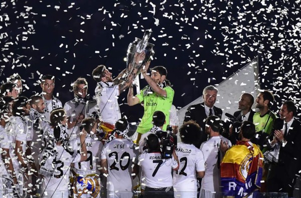 Júbilo blanco por la Décima en el Santiago Bernabeu