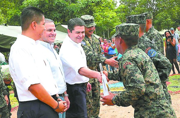 Gradúan a más de 1,500 soldados en Olancho