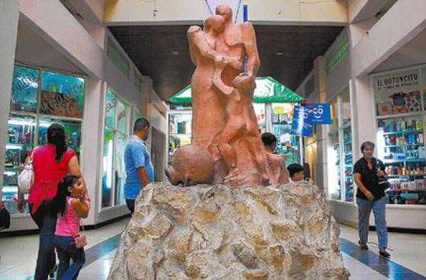 Al entrar por el lado norte, un monumento a la familia daba la bienvenida a los visitantes, aunque la mayoría de éstos lo ignoraban al poner más atención a lo que ofrecen las vitrinas en ambos lados del pasaje. 