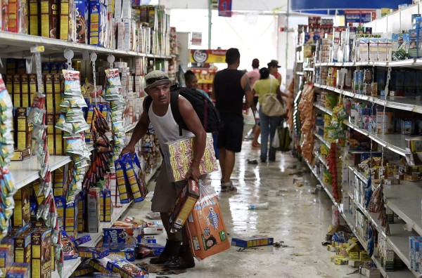 Destrucción y 11,000 evacuados deja Odile al tocar tierra en México