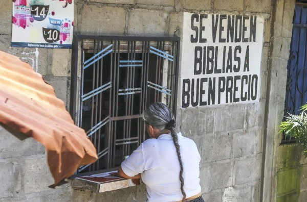 Las iglesias han hecho un gran papel para ayudar a devolver las esperanzas a los que se quedaron pese a las amenzas. En esta pulpería de Chamelecón venden Biblias.