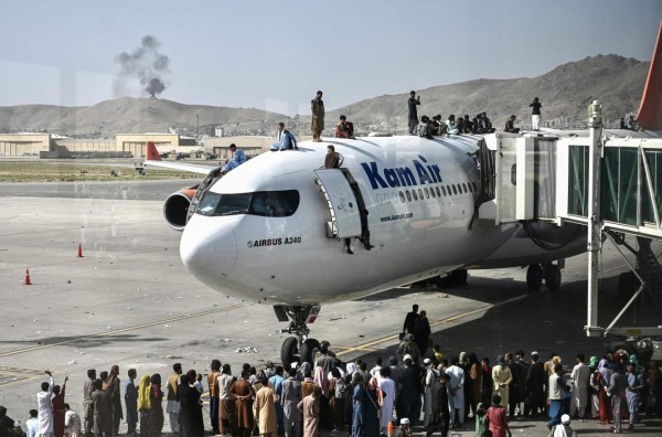 VIDEOS: Caos y desesperación en aeropuerto de Kabul, donde miles de afganos intentan huir