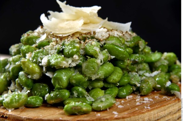 Edamanes al vapor con queso parmesano