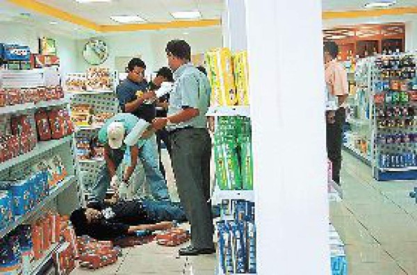 Asaltantes matan a guardia de farmacia