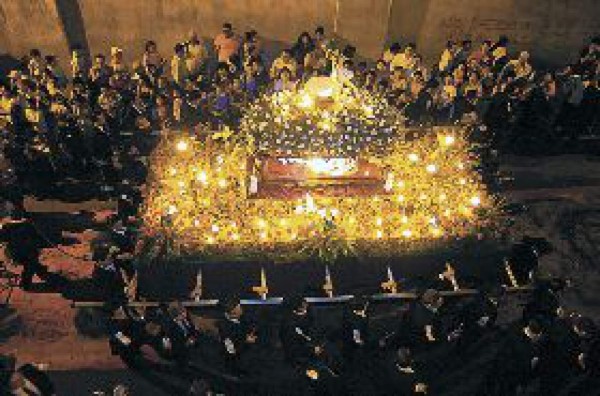 El Santo Entierro recorrió las calles de la capital