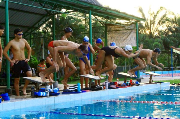 Nadador hondureño pelea con la edad rumbo a mundial