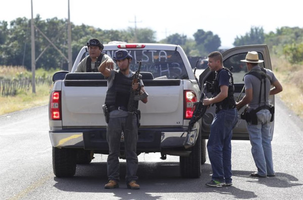 Ejército mexicano se enfrenta a autodefensas para obligarlas a desarmarse