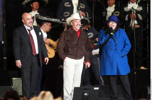 Familia y fanáticos recuerdan con música a Jenni Rivera