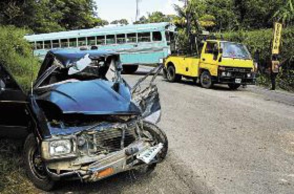 Aparatoso accidente deja un muerto y tres heridos