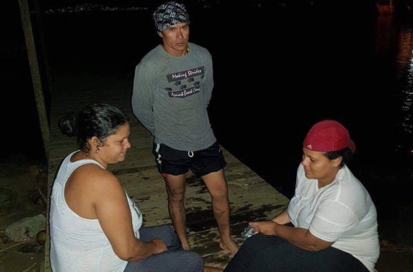 Rescatan a tres tripulantes que nadaban en alta mar a la deriva