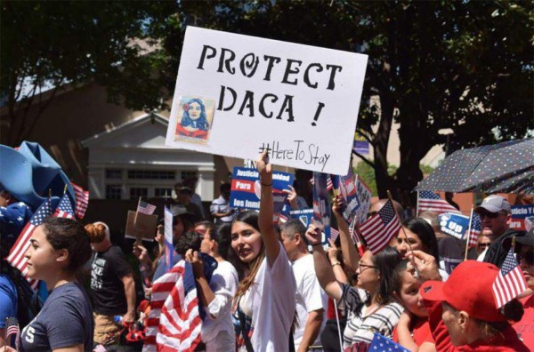 Activistas urgen a los 'dreamers' a renovar el DACA tras el anuncio de Inmigración