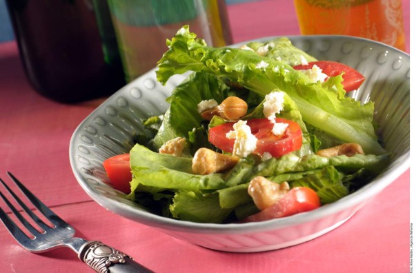 Ensalada tropical con mango y vinagre blanco