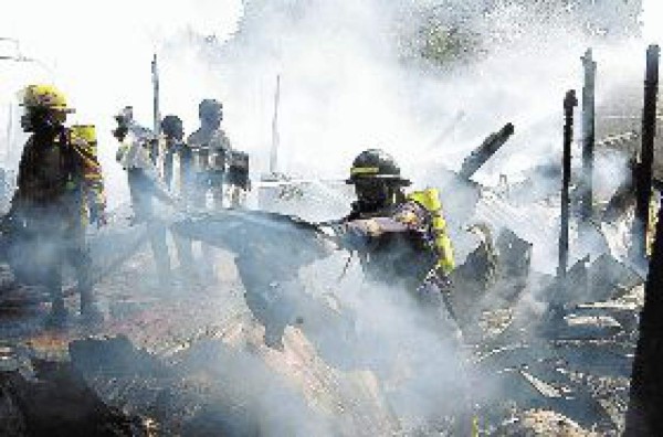 Incendio destruye tres casas
