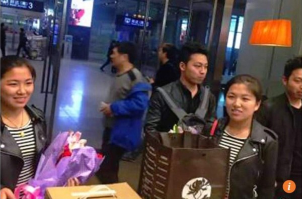 Dos gemelos chinos se casan con gemelas y se operan para no confundirse