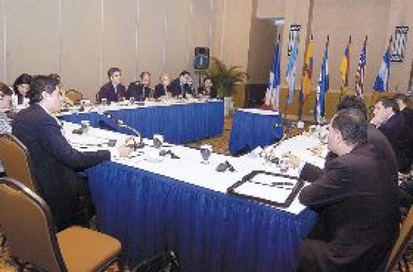 Cierran la primera mesa del TLC con Colombia