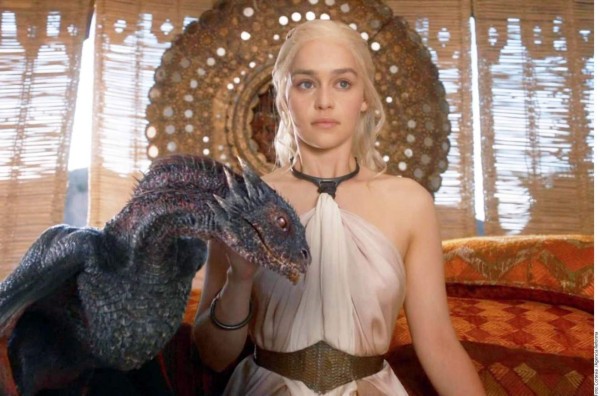 Emilia Clark no se arrepiente de nada, 'porque se aprende más”