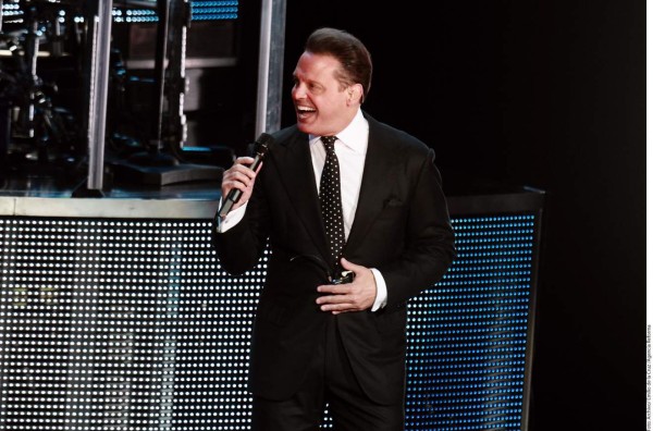 Luis Miguel y Stephanie Salas entierran el hacha de guerra