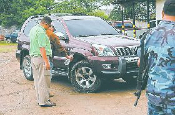 Revisan casa donde hallaron auto robado