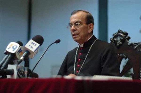 Mireya Moscoso niega tener oculto a expresidente salvadoreño Flores