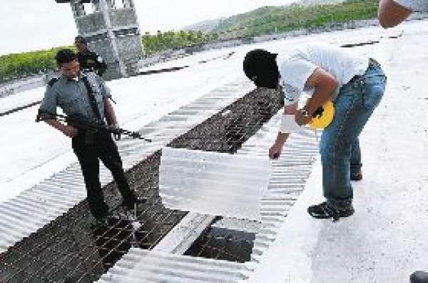 Policías ayudan a peligrosos reos a fugarse