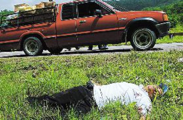 Vendedor de abarrotes ultima a asaltante