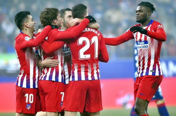 El Atlético golea de visita al Huesca para meter presión al Barça