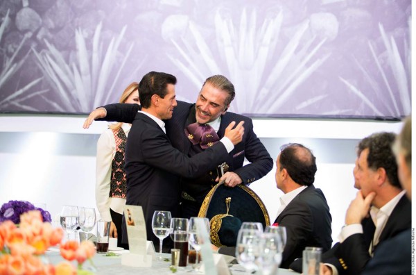 Alejandro Fernández le canta a los Peña Nieto