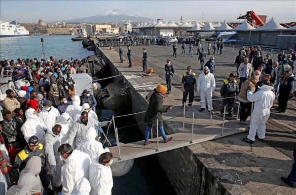 Rescatan a 220 inmigrantes que viajaban hacia Italia en dos embarcaciones