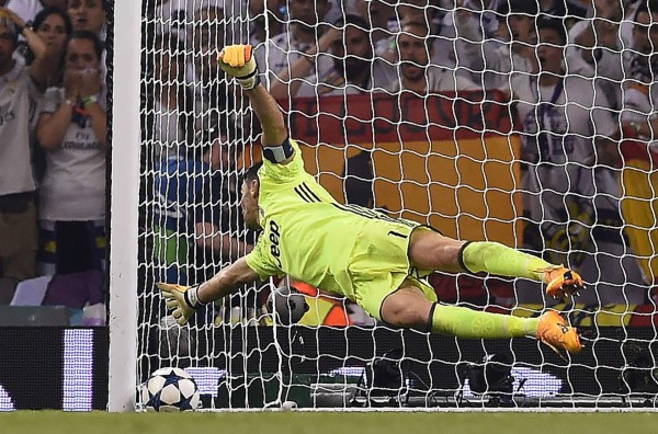 Juventus' Italian goalkeeper Gianluigi Buffon fails to stop a goal by Real Madrid's Brazilian midfielder Casemiro during the UEFA Champions League final football match between Juventus and Real Madrid at The Principality Stadium in Cardiff, south Wales, on June 3, 2017. / AFP PHOTO / Filippo MONTEFORTE