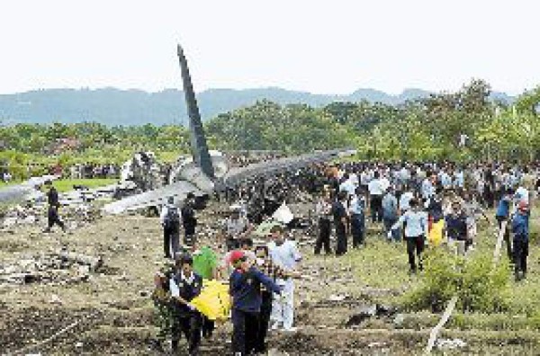 Indonesia devastada por terremotos y accidente aéreo