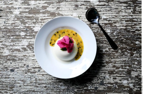 Flan de coco con maracuyá