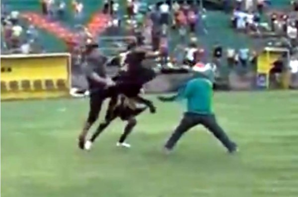 Marlon Peña, suspendido tres partidos por la patada a un hincha