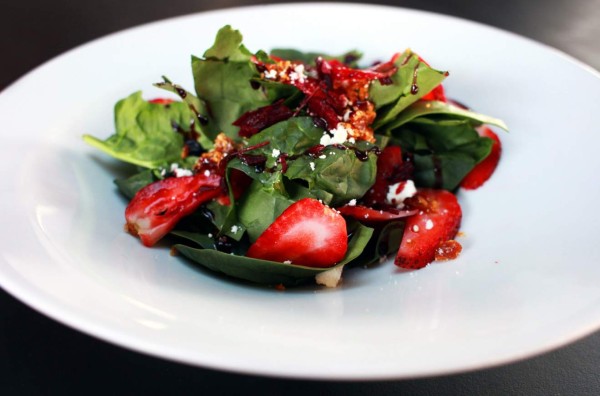 Ensalada de flor de jamaica con fresas