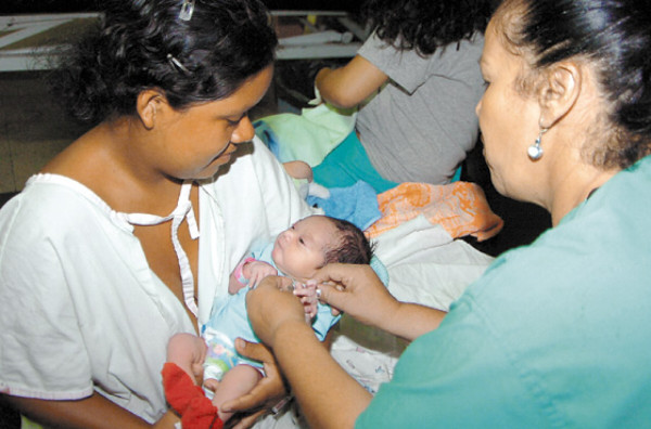 La cigüeña llegó a las 12 al Materno Infantil