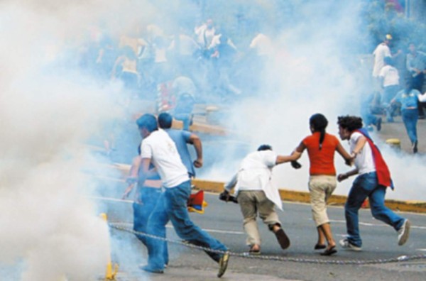 Estudiantes se manifiestan contra cese de Rctv
