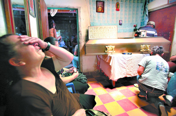 Luto y dolor tras masacre de cinco jóvenes en aldea de Tegucigalpa