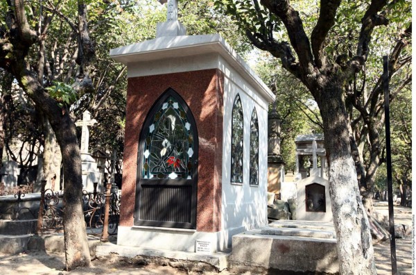 Dejan sin nombre la tumba de Chespirito