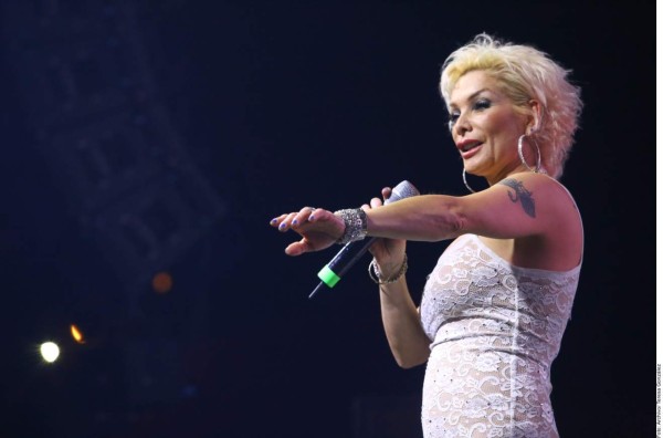 VIDEO: La cantante Marisela corre a su esposo del escenario