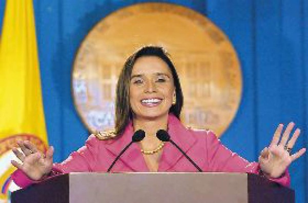 Renuncia la canciller Araujo