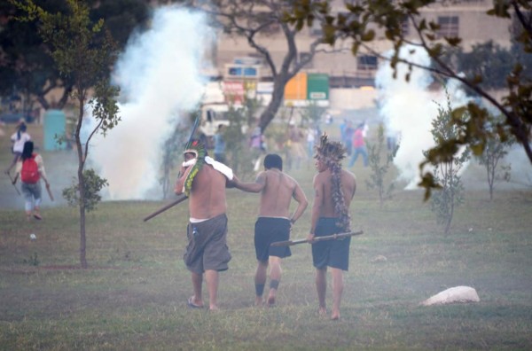 Brasil: Reprimen manifestación de índigena cerca de estadio mundialista